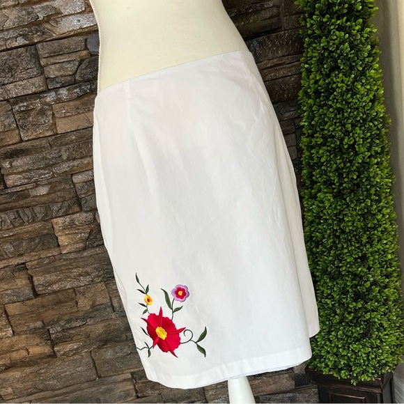 Evan Picone Dresses & Skirts - Evan Picone White Skirt with Red and Purple Floral Embroidery